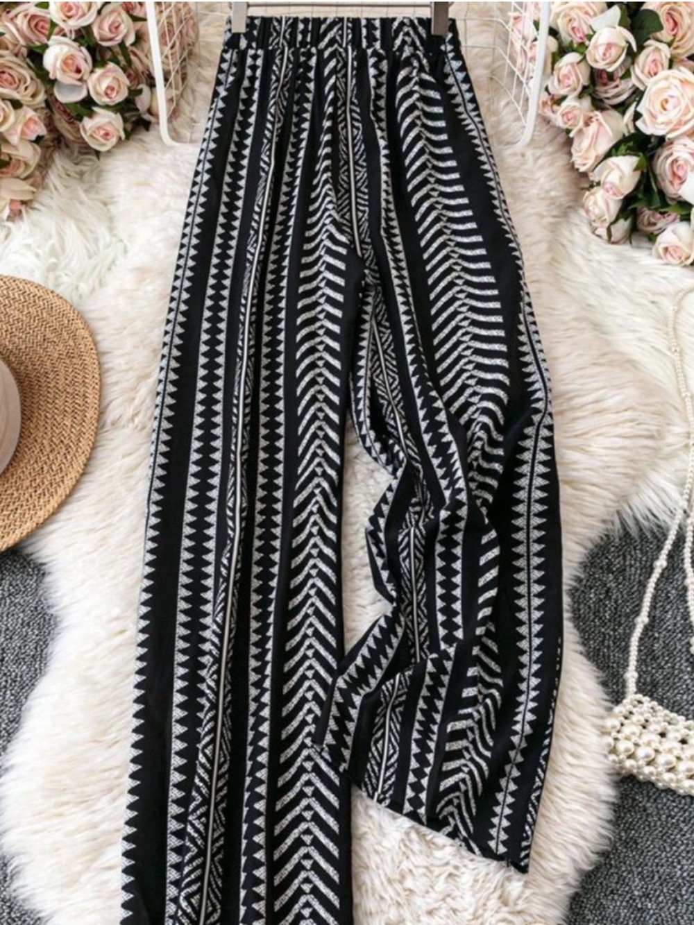Black & White Geometric Relaxed Fit Pants NEW 🏷️ - Picture 2 of 4